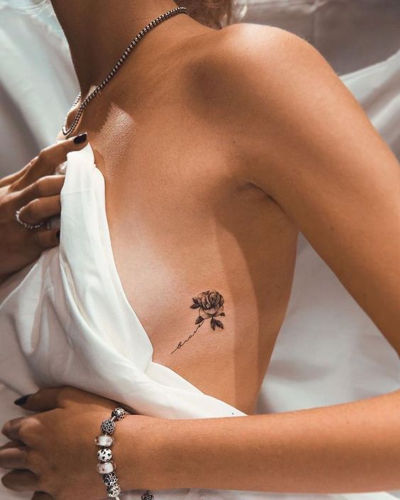 29 tatuagem sensual de rosa na costela Pinterest