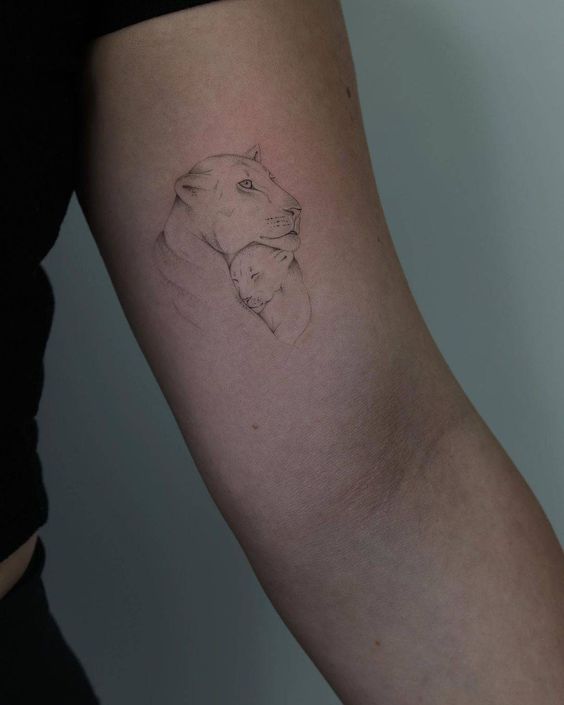 3 tattoo delicada de leoa e filhote no braco Pinterest