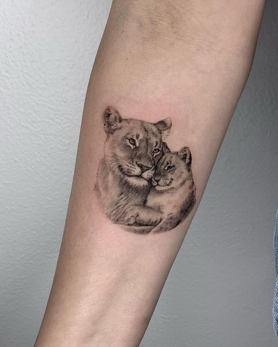 30 tattoo pequena de leoa e filhote Pinterest