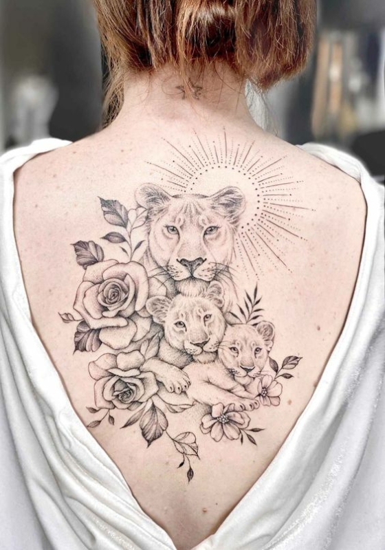 31 tatuagem nas costas de leoa com 2 filhotes Pinterest