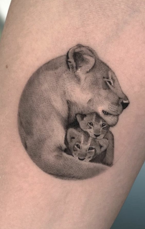 32 tattoo delicada leoa com 2 filhotes Pinterest