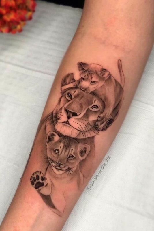 35 tattoo no braco de leoa com 2 filhotes @josealexandre ink
