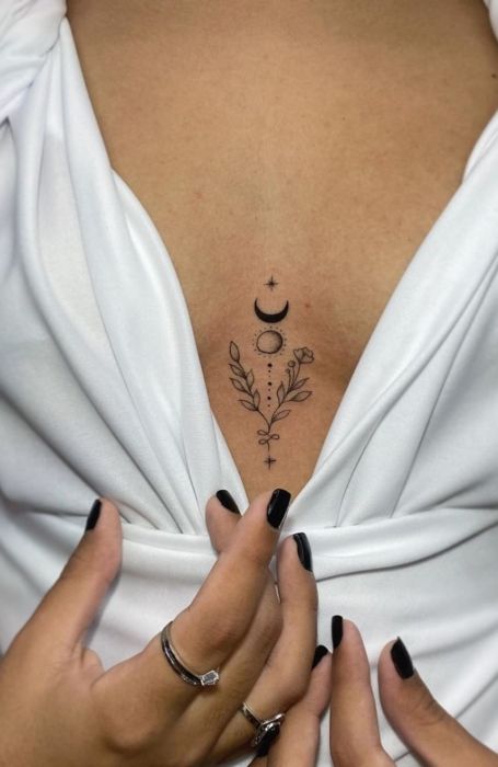 36 tatuagem feminina e delicada entre os seios Pinterest