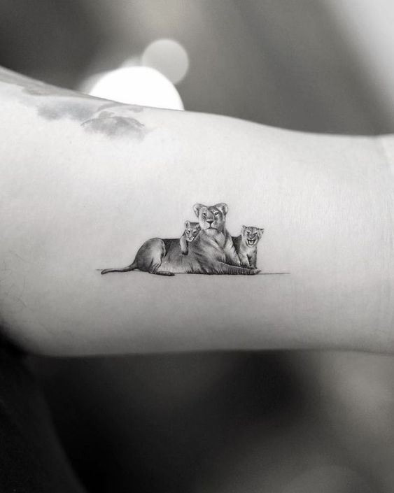 37 tattoo pequena de leoa com 2 filhotes Pinterest