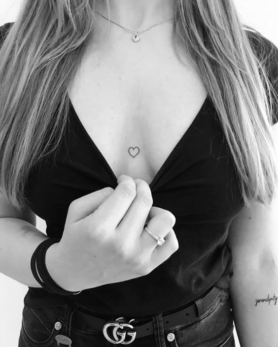 39 tattoo coracao entre os seios Pinterest