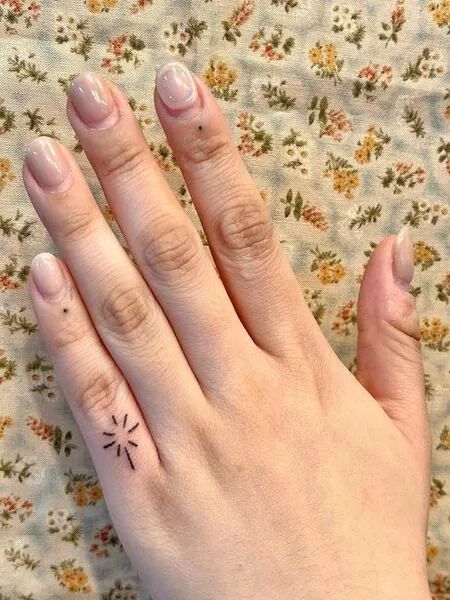 4 tattoo handpoke pequena e delicada Pinterest