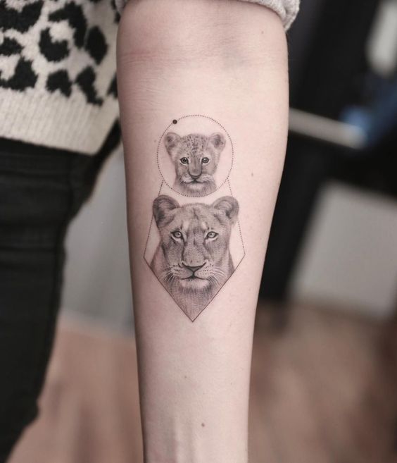 4 tatuagem delicada no braco de leoa com filhote Pinterest