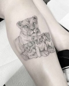 Tatuagem Leoa e Filhote: +60 ideias e seus significados!