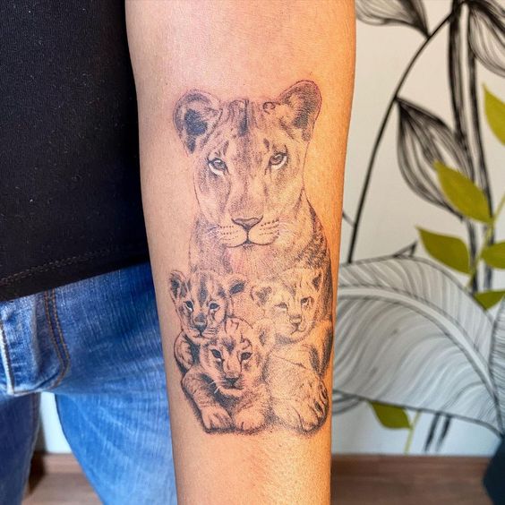 45 tatuagem no braco de leoa com 3 filhotes Pinterest