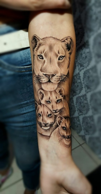 46 tatuagem grande leoa com 3 filhotes Pinterest