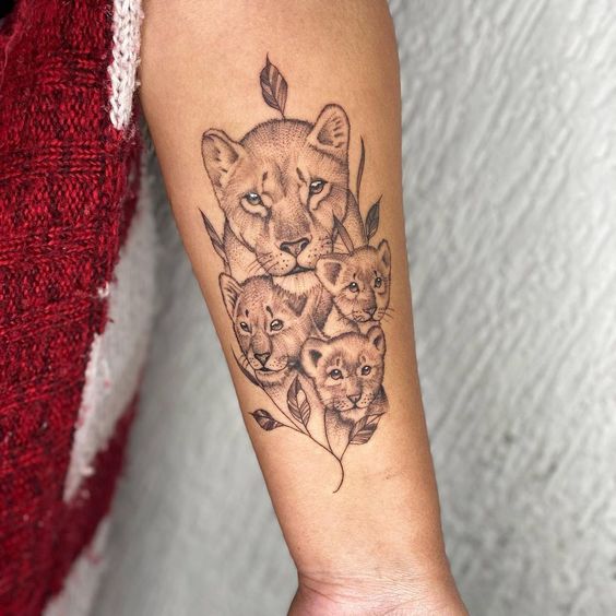 47 tattoo no braco de leoa e 3 filhotes Pinterest