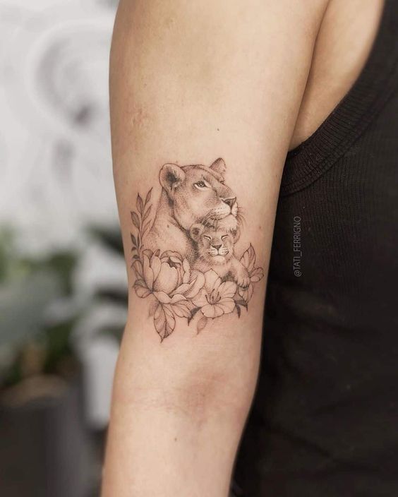 5 tattoo delicada de leoa com filhote e flores @tati ferrigno