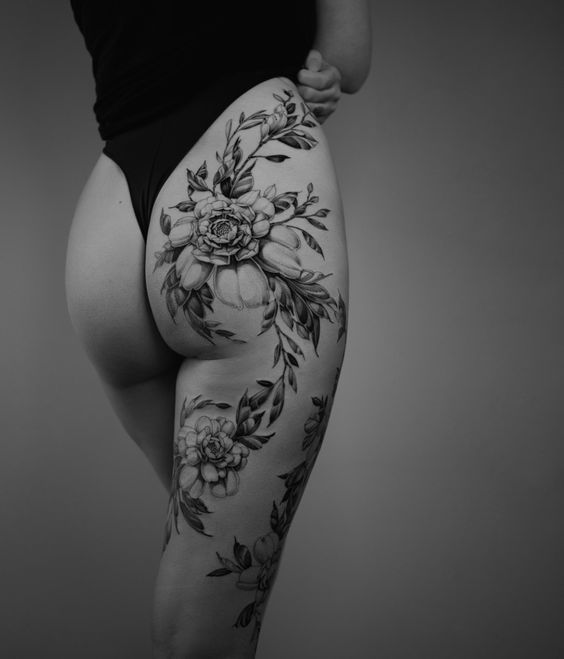 51 tatuagem grande de flores no bumbum Pinterest