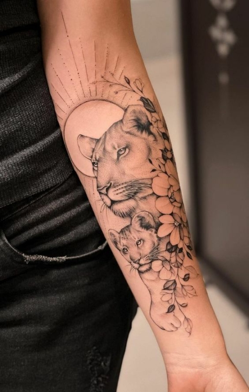 51 tatuagem grande no braco de leoa com filhote e flores Pinterest