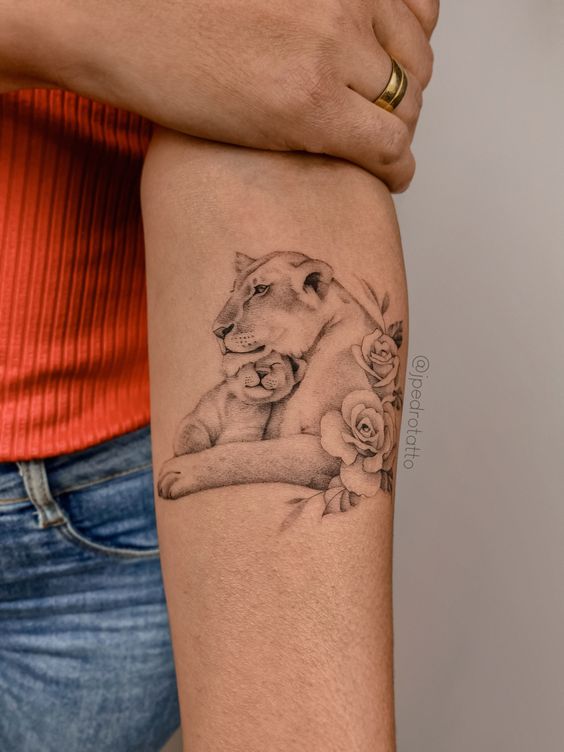 53 tatuagem de leoa com filhote e flores @jpedrotatto