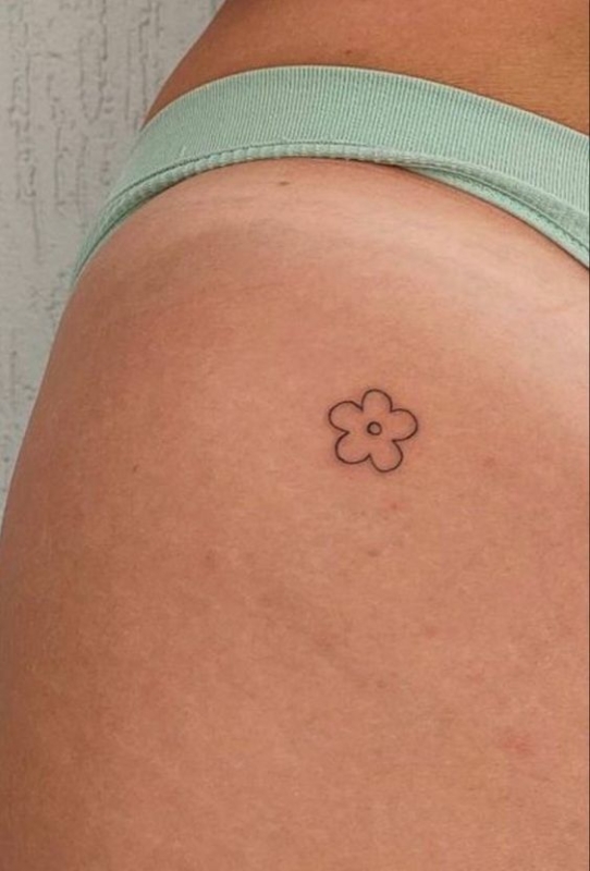 55 tattoo simples de flor na bunda Pinterest