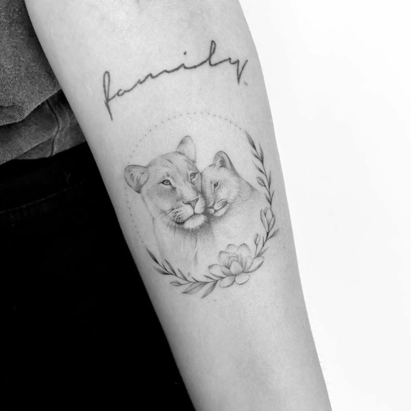 56 tattoo delicada leoa e filhote com flores Pinterest