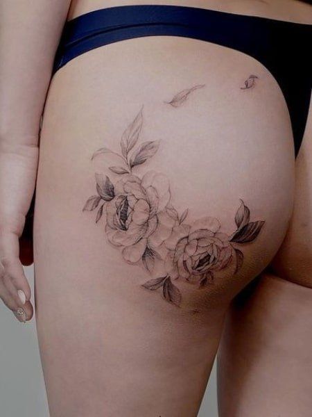 56 tatuagem grande e delicada de flores no bumbum Pinterest