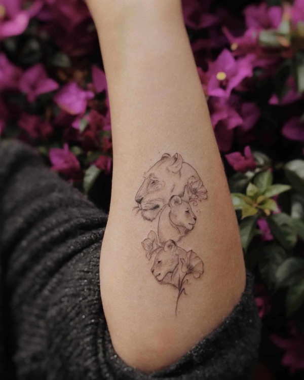 59 tattoo delicada de leoa com filhotes e flores Panumart Tattoo