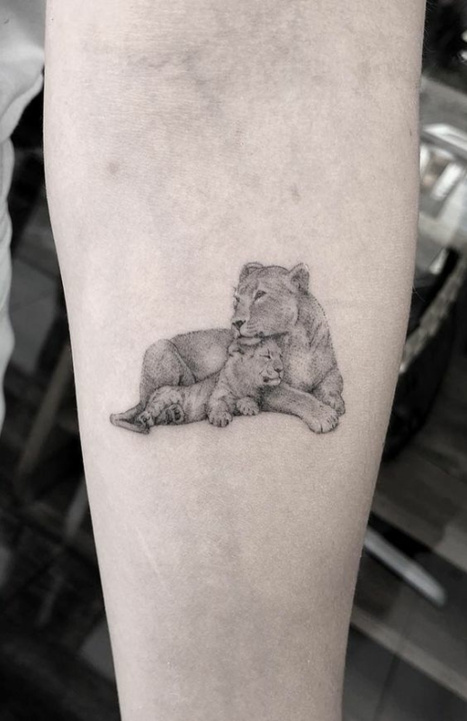 6 tattoo delicada de leoa e filhote Pinterest