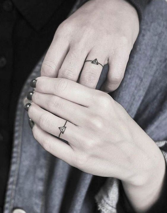 7 tattoo moderna de casal no dedo Pinterest