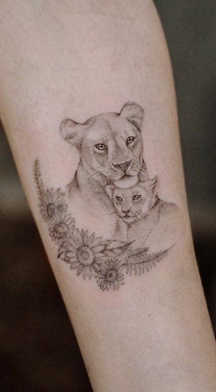 7 tatuagem delicada no braco de leoa com filhote Pinterest