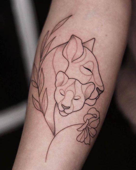 8 tattoo delicada e moderna de leoa com filhote Pinterest