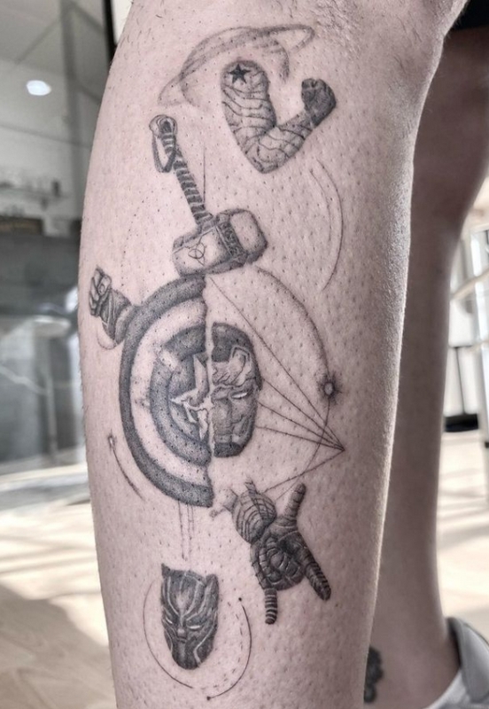 8 tatuagem Vingadores na perna @rocioarevaloss