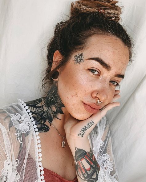 tattoo no rosto feminino