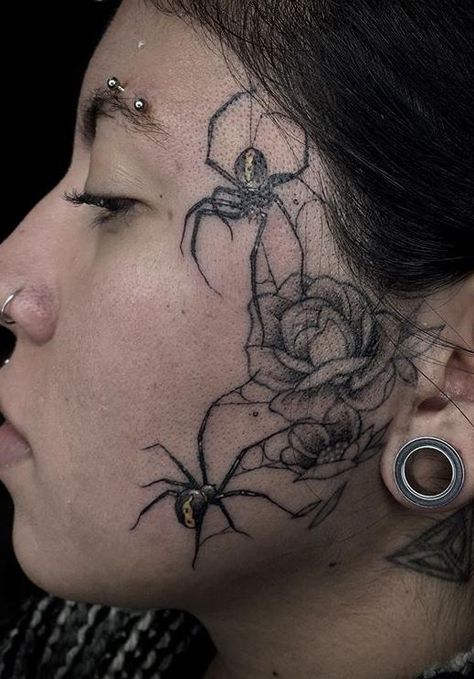 tatuagem aranha flores