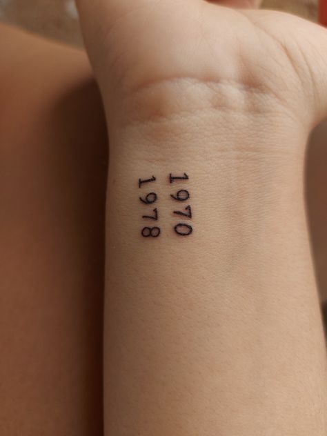 tatuagem de data no pulso simples e pequena