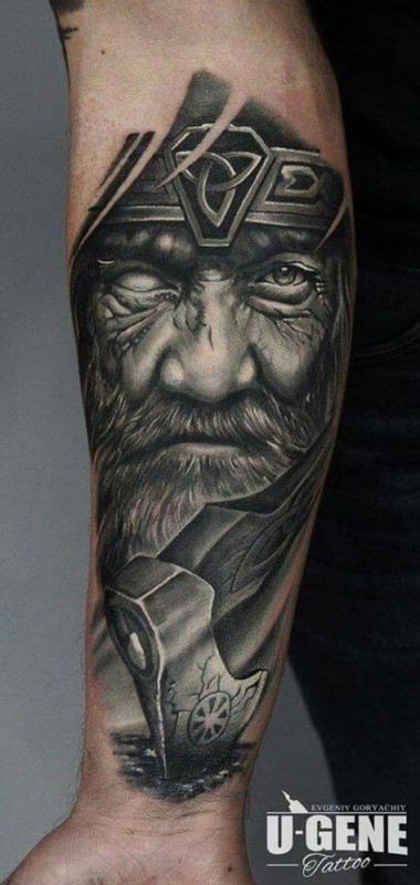 tatuagem de guerreiro viking no braco