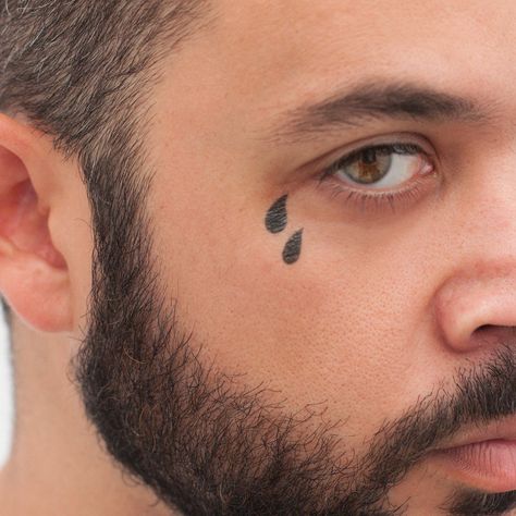 tatuagem de lagrima no rosto