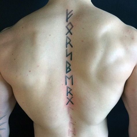 tatuagem de runas nordicas costas