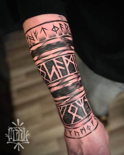 tatuagem de runas nordicas no braco
