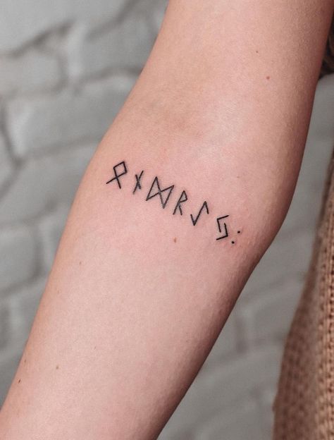 tatuagem de runas nordicas pequena
