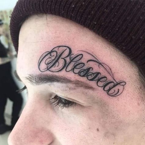 tatuagem escrita no rosto blessed