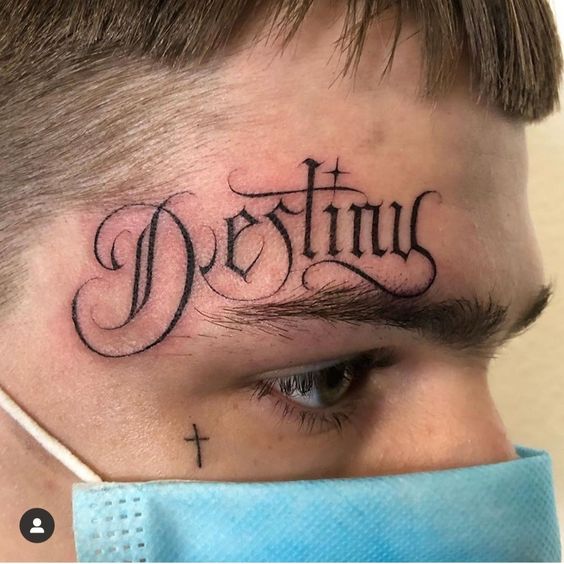 tatuagem escrita no rosto destiny