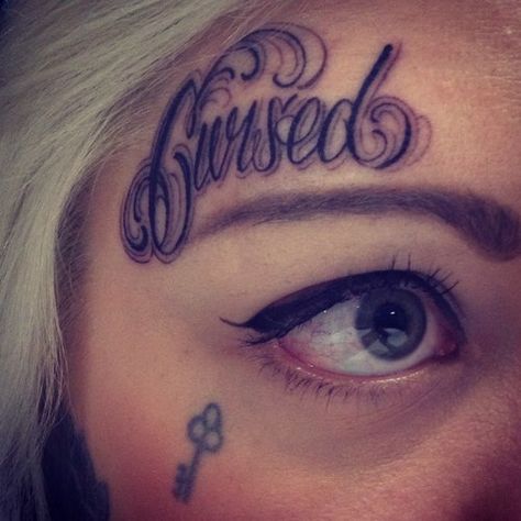 tatuagem escrita no rosto feminino