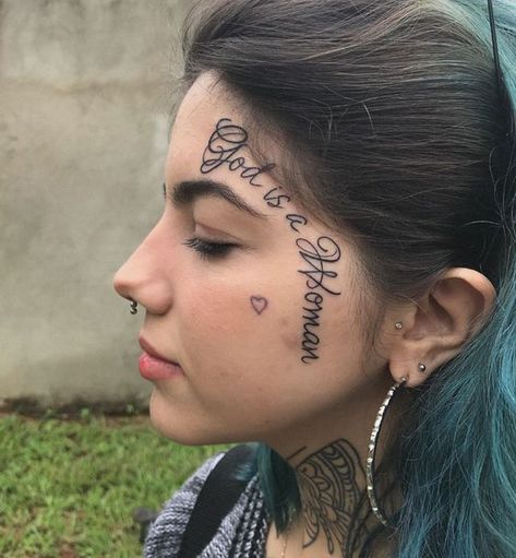 tatuagem escrita no rosto frase