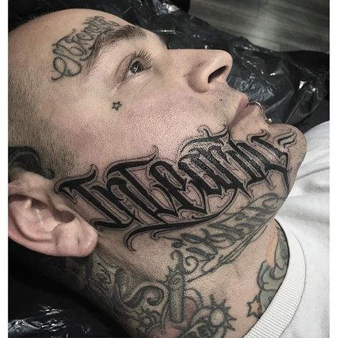 tatuagem escrita no rosto grande