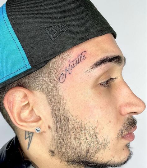 tatuagem escrita no rosto simples