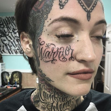 tatuagem escrita no rosto warrior