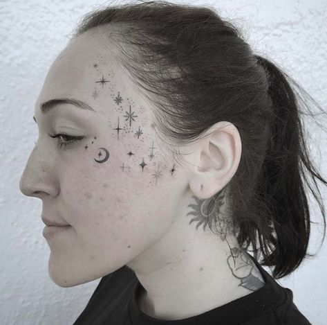 tatuagem estrelas no rosto