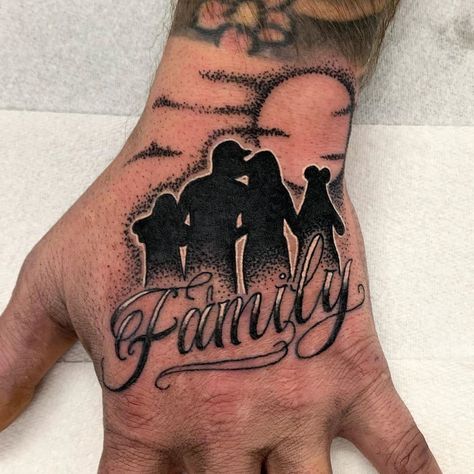 tatuagem familia 4 pessoas na mao