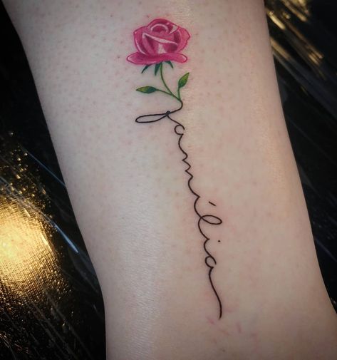 tatuagem familia escrita com flor