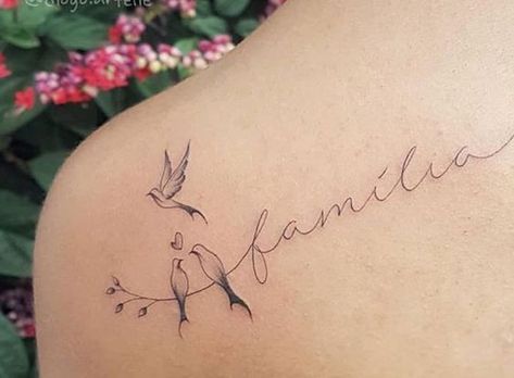 tatuagem familia escrita nas costas