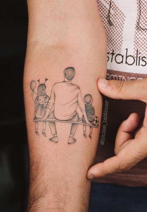 tatuagem familia no braco delicada