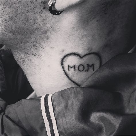 tatuagem familia no pescoco mae