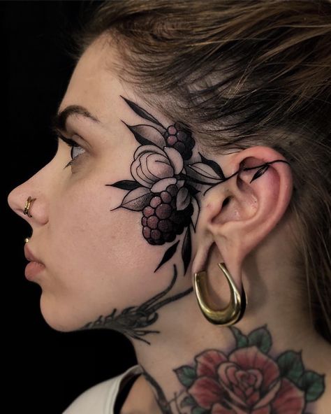 tatuagem flor no rosto